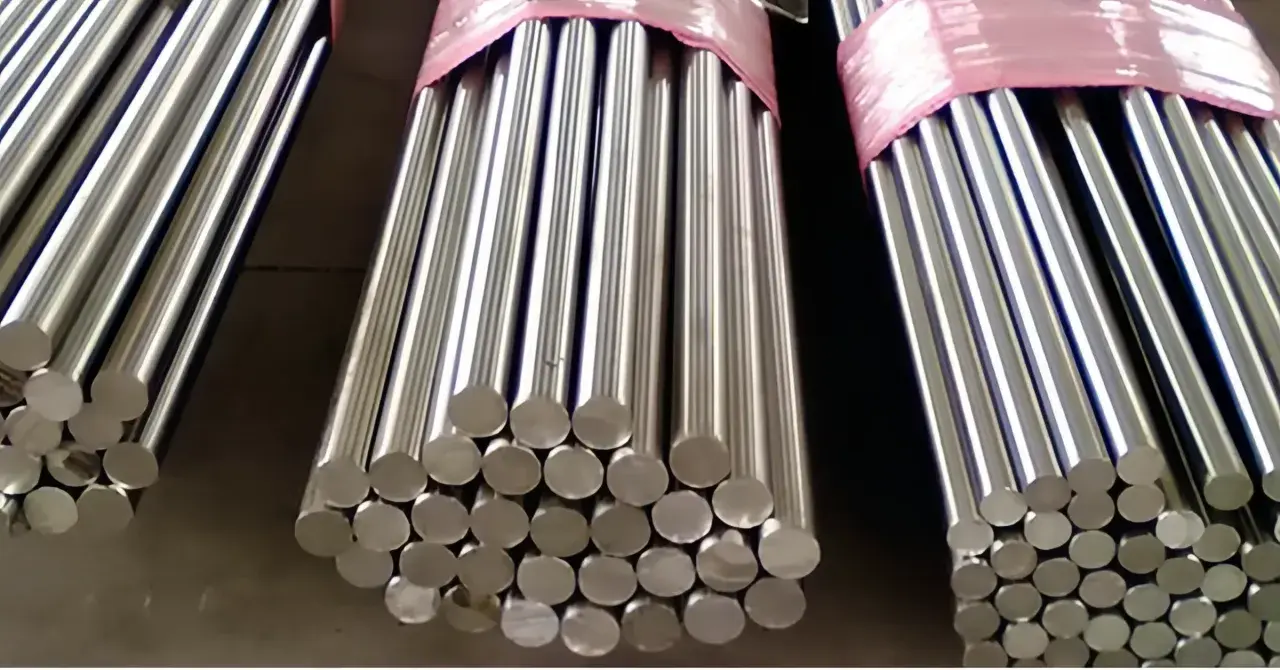 Fasci di tondini in acciaio al carbonio, materiale versatile e resistente. Ecco cos'è il carbon steel: una lega di ferro e carbonio.