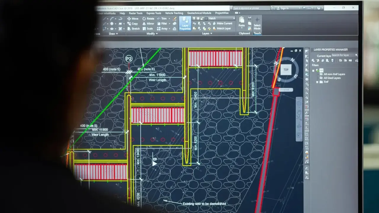 Un ingegnere analizza un progetto di ingegneria civile su AutoCAD, mostrando cos'è questo software per la progettazione.