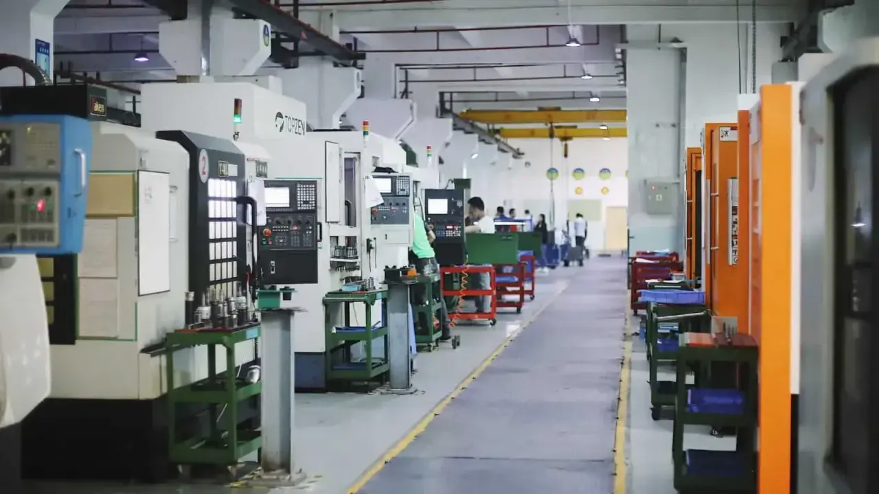 Fabbrica moderna con macchine utensili all'avanguardia, dove operai qualificati creano componenti di precisione.