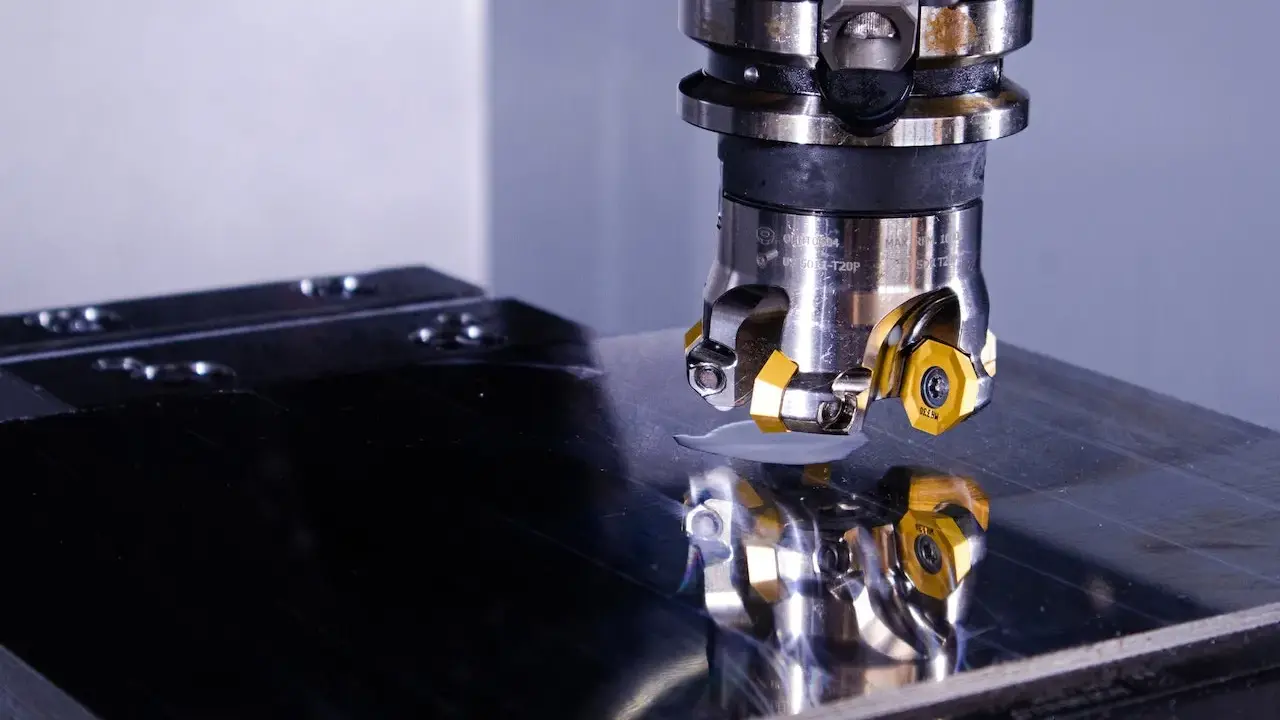 Testa di fresatura su una lastra metallica lucida, riflesso della precisione di un operatore CNC.