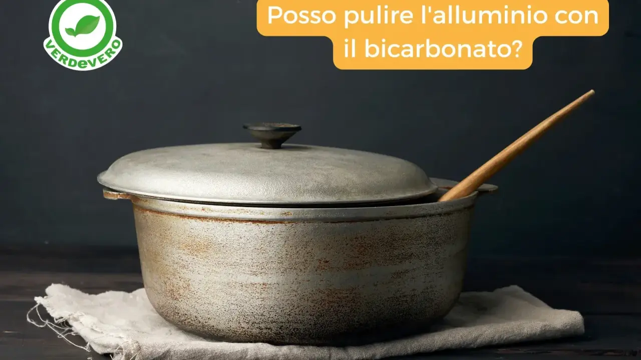 Pentola in alluminio macchiata, con mestolo di legno. Scopri come pulire il metallo con il bicarbonato per un risultato brillante.