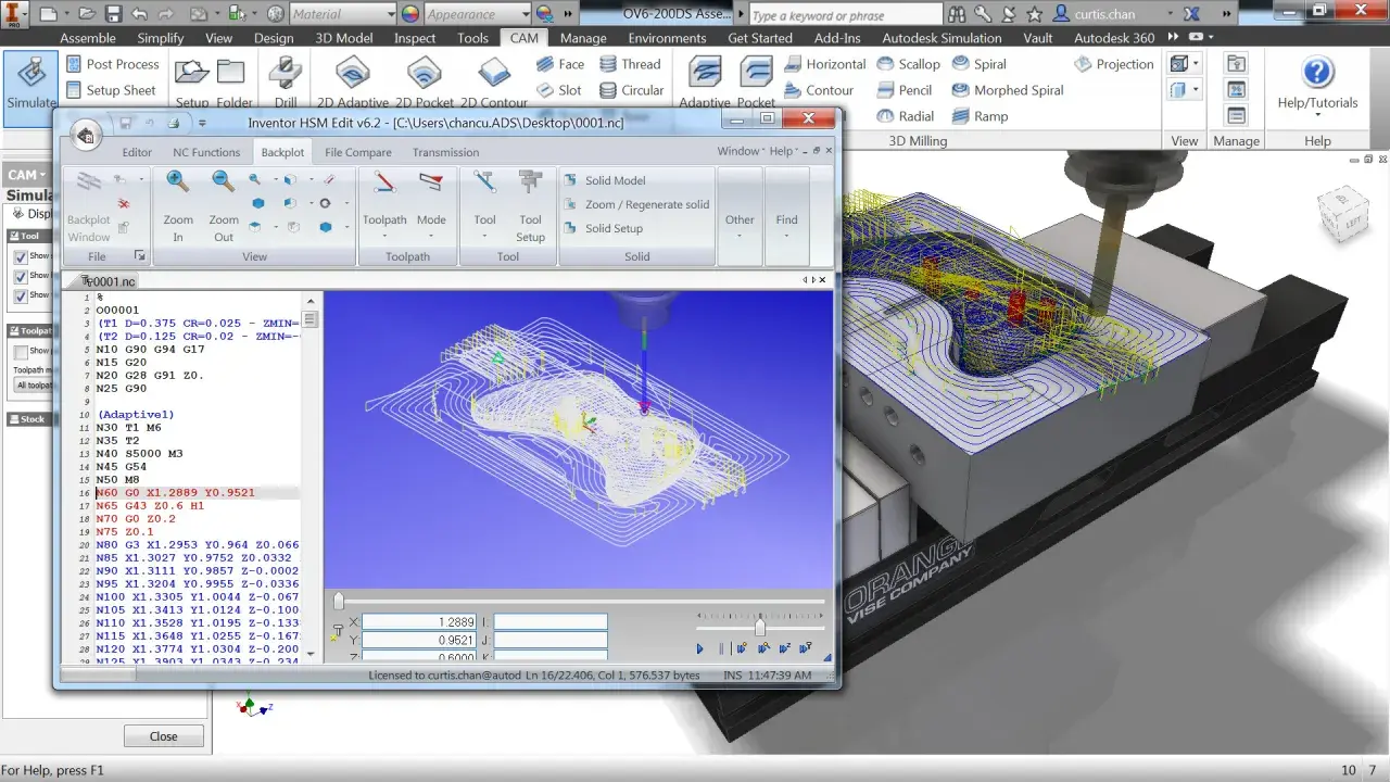Un inventore programma un percorso utensile per fresatura 3D in un software CAM.