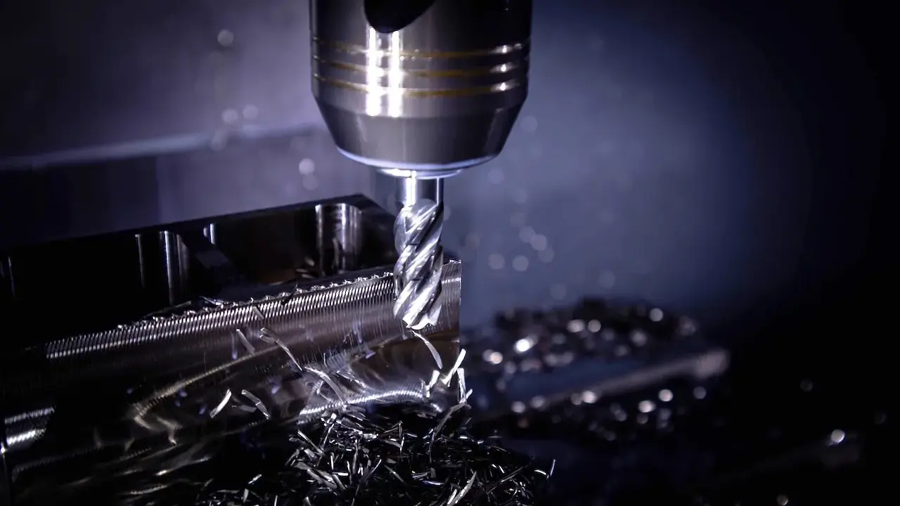 Un fresatore cosa fa? Lavora il metallo con precisione, creando forme complesse e finiture impeccabili. I trucioli metallici testimoniano il suo lavoro.