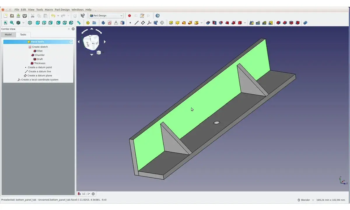 Modello 3D di una staffa metallica in formato file dwg, con pannello verde e rinforzi grigi.