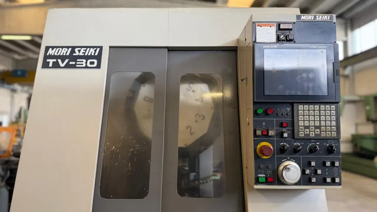 Macchina utensile Mori Seiki TV-30 con pannello di controllo e display.