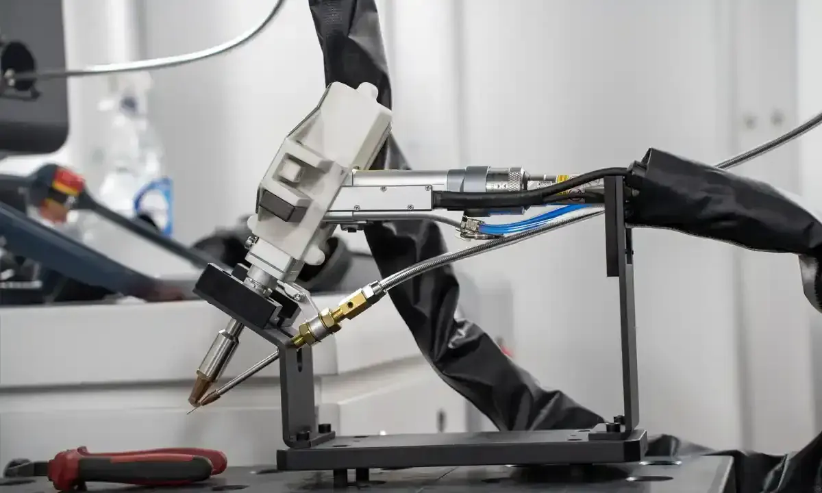 Testina per saldatura laser di precisione, pronta per un lavoro meticoloso.