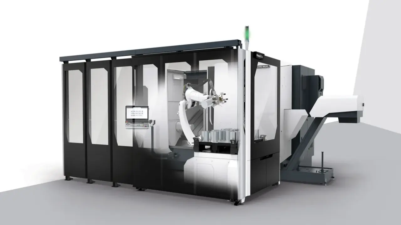 Sistema automatizzato DMG MORI con braccio robotico per la lavorazione di pezzi.