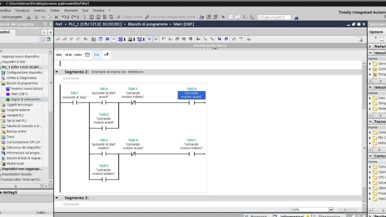 Schermata di un software per programmatore PLC. Mostra un diagramma a blocchi per il controllo di un motore, con logica di inversione di marcia.