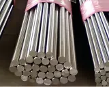 Fasci di tondini in acciaio al carbonio, materiale versatile e resistente. Ecco cos'è il carbon steel: una lega di ferro e carbonio.