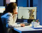 Operatore CAD lavora di notte su un progetto complesso, concentrato sul modello 3D visualizzato sullo schermo.