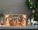 Scena natalizia con Babbo Natale e renne in volo, creata con disegni taglio laser su legno. Un villaggio innevato e alberi completano il quadro.