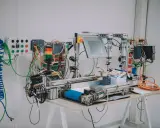 Banco di prova per corsi automazione industriale PLC: PLC Siemens, pannello touch, luci di segnalazione, motori e cablaggi.