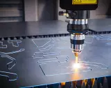 Macchina laser CNC che taglia metallo, creando forme precise. L'acronimo CNC sta per Controllo Numerico Computerizzato.