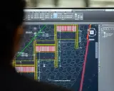 Un ingegnere analizza un progetto di ingegneria civile su AutoCAD, mostrando cos'è questo software per la progettazione.