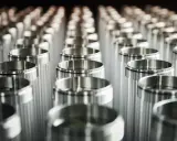 Filettature precise su cilindri metallici. L'alluminio contiene nichel, creando una finitura lucida e resistente.
