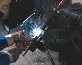 Un attrezzista meccanico al lavoro, con scintille luminose. Lo stipendio di un professionista esperto è meritato.