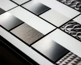 Superfici moderne con texture diverse, tra cui l'alluminio, che dimostrano a cosa serve l'alluminio: leggerezza, resistenza e design.