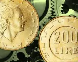 Due monete da 200 lire su ingranaggi metallici. Quanto guadagna un quadro metalmeccanico?