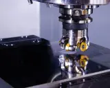 Testa di fresatura su una lastra metallica lucida, riflesso della precisione di un operatore CNC.