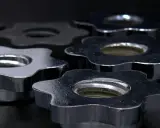 Dettaglio di chiusure a stella in acciaio e nichel, lucide e resistenti, pronte per fissare pesi.