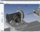 Simulazione di un pezzo su un tornio CNC, con visualizzazione dei parametri di lavorazione e degli assi macchina. Il sistema CAD mostra il processo di sgrossatura.