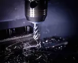 Un fresatore cosa fa? Lavora il metallo con precisione, creando forme complesse e finiture impeccabili. I trucioli metallici testimoniano il suo lavoro.