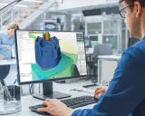 Ingegnere lavora al software cam cnc per progettare un componente meccanico complesso.