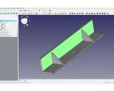 Modello 3D di una staffa metallica in formato file dwg, con pannello verde e rinforzi grigi.