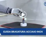 Guida alla brasatura ferro: un operatore con guanti usa una torcia per riscaldare un tubo metallico, mostrando la fiamma viva.