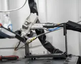 Testina per saldatura laser di precisione, pronta per un lavoro meticoloso.