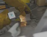 Mani guantate eseguono saldatura laser manuale su metallo, creando scintille luminose.