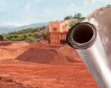 Rotolo di materiale riflettente, forse per isolamento, su un cantiere. Un accenno a come si produce l'alluminio, dal minerale alla forma finale.