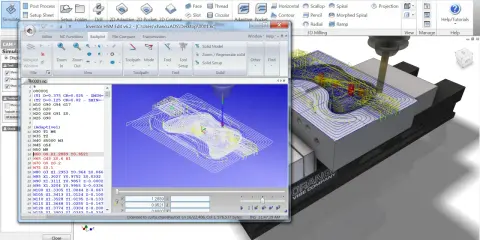 Un inventore programma un percorso utensile per fresatura 3D in un software CAM.