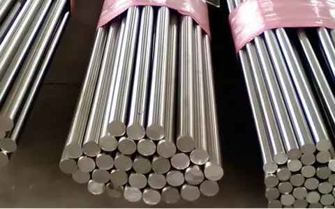 Fasci di tondini in acciaio al carbonio, materiale versatile e resistente. Ecco cos'è il carbon steel: una lega di ferro e carbonio.