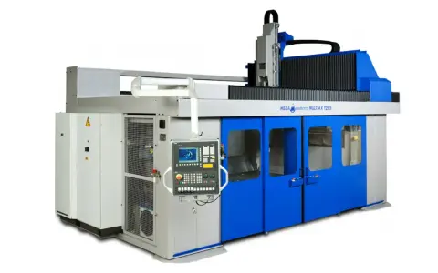 Macchina industriale avanzata, una fresa a 5 assi con pannello di controllo digitale e porte blu brillanti, pronta per lavorazioni complesse.