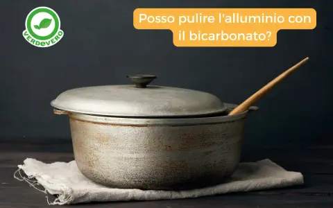 Pentola in alluminio macchiata, con mestolo di legno. Scopri come pulire il metallo con il bicarbonato per un risultato brillante.