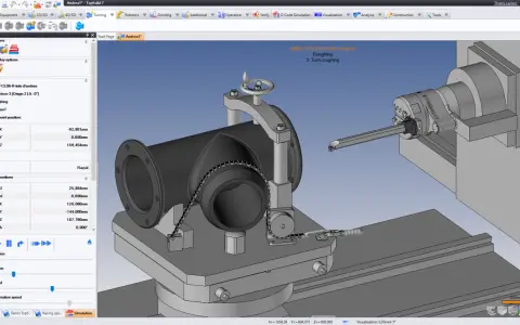 Simulazione di un pezzo su un tornio CNC, con visualizzazione dei parametri di lavorazione e degli assi macchina. Il sistema CAD mostra il processo di sgrossatura.