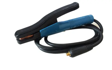 Portaelettrodo per saldatura ad arco con cavo nero e connettore dorato, pronto per il stick welding.
