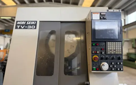 Macchina utensile Mori Seiki TV-30 con pannello di controllo e display.