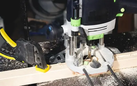 Fresatrice verticale in azione su un pezzo di legno, fissato con morsetto. Guida pratica su come usare fresatrice verticale per lavori precisi.
