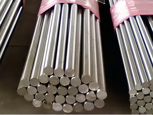 Fasci di tondini in acciaio al carbonio, materiale versatile e resistente. Ecco cos'è il carbon steel: una lega di ferro e carbonio.