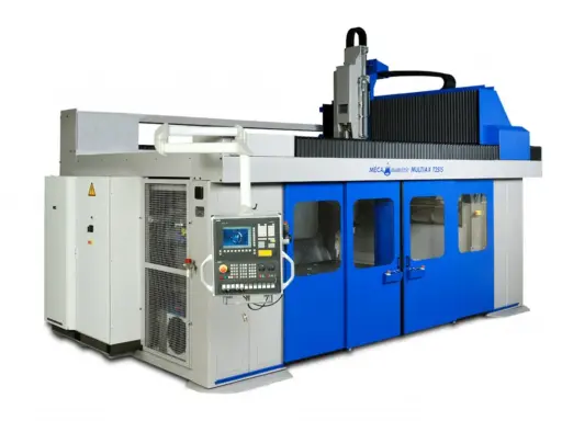 Macchina industriale avanzata, una fresa a 5 assi con pannello di controllo digitale e porte blu brillanti, pronta per lavorazioni complesse.