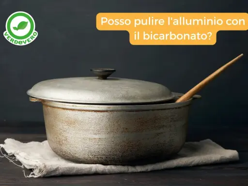 Pentola in alluminio macchiata, con mestolo di legno. Scopri come pulire il metallo con il bicarbonato per un risultato brillante.