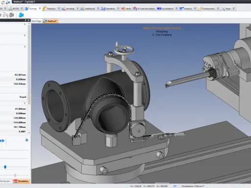 Simulazione di un pezzo su un tornio CNC, con visualizzazione dei parametri di lavorazione e degli assi macchina. Il sistema CAD mostra il processo di sgrossatura.