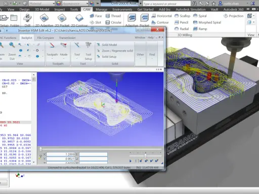 Un inventore programma un percorso utensile per fresatura 3D in un software CAM.