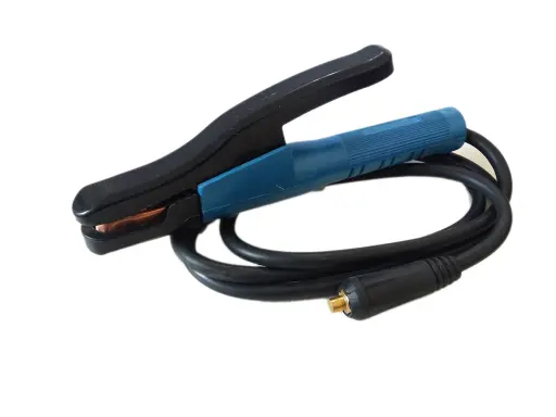 Portaelettrodo per saldatura ad arco con cavo nero e connettore dorato, pronto per il stick welding.