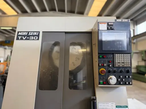Macchina utensile Mori Seiki TV-30 con pannello di controllo e display.