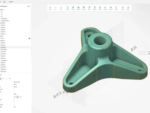 Un disegnatore CAD CAM lavora su un modello 3D di una parte meccanica, con dettagli di estrusione e raggi.