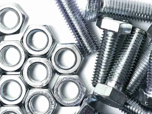 Dadi e bulloni in acciaio 316L, un materiale che contiene nichel, pronti per unire.