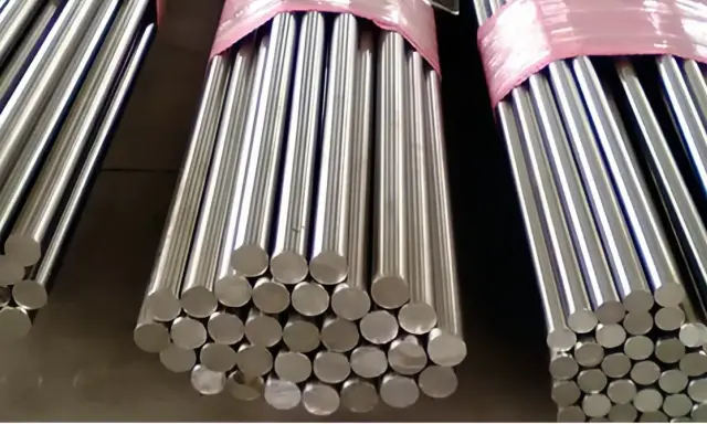 Fasci di tondini in acciaio al carbonio, materiale versatile e resistente. Ecco cos'è il carbon steel: una lega di ferro e carbonio.